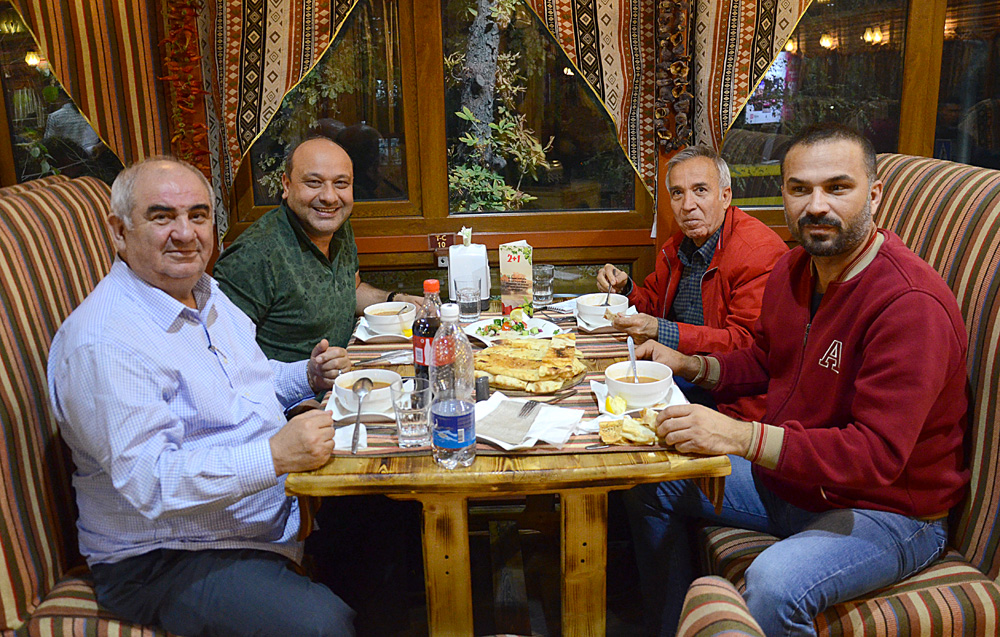 Türkiye Gazeteciler Federasyonu heyeti içinde yer alan kişilerden biri de Sabah gazetesi yazarlarından Yavuz Donat’tı (kırmızı montlu).