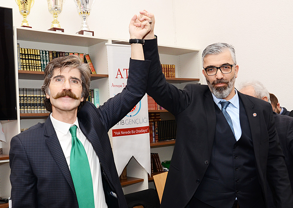 Seçim sonuçlarından sonra iki başkan adayı Esat Ayazoğlu (solda) ve İhsan Gökçen birlik, beraberlik ve dayanışma selamı verdiler