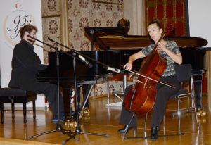 Ufuk Mete Şahin ve Zeynep Akdil müzik dinletisi yaptı.
