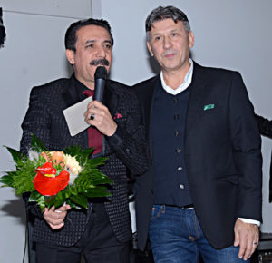 Herofrd Türkspor başkanı Aytekin Usta, Latif Doğan'a çiçek takdim etti.